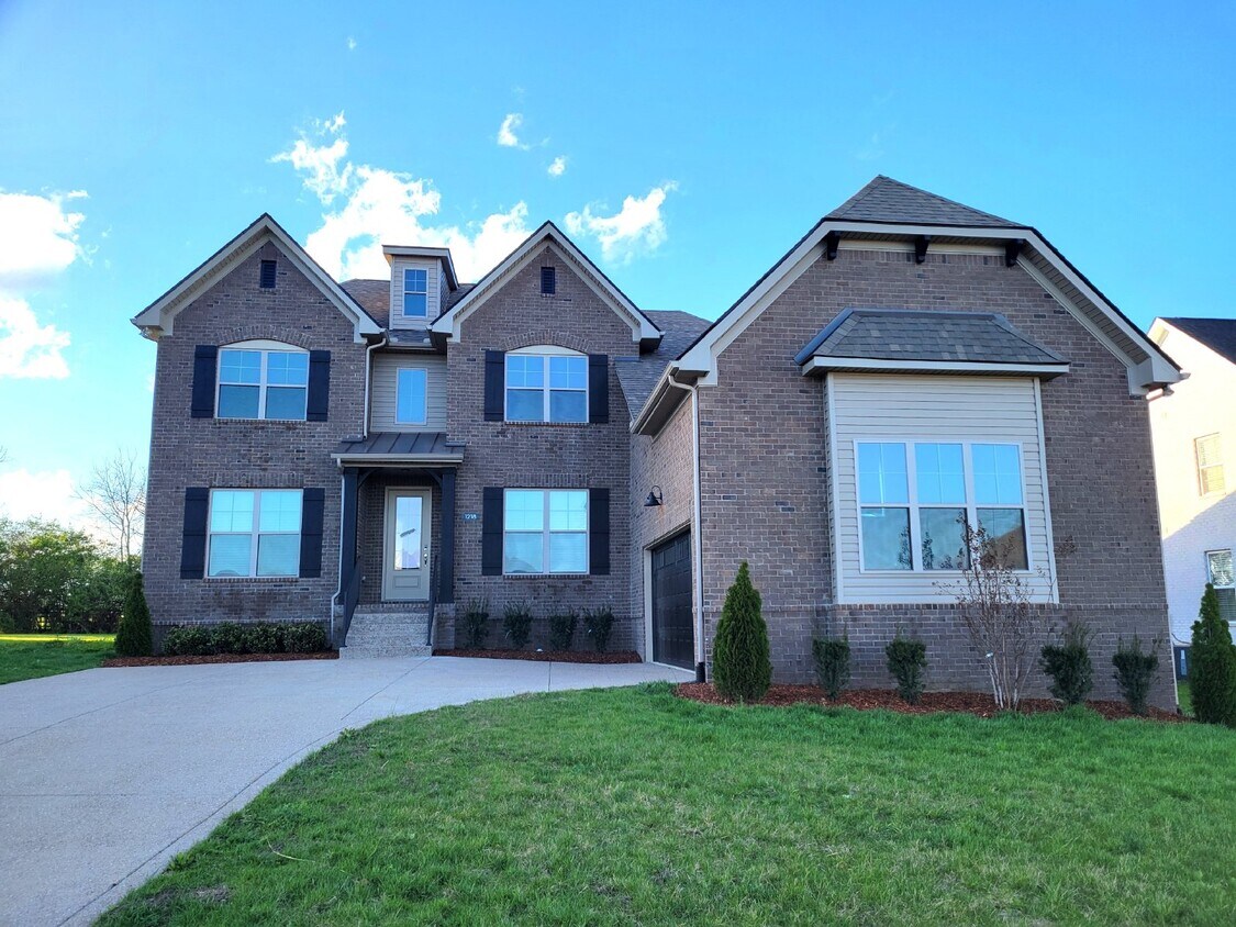 NEW 5 bedroom, 3 full bath home on large l... Room for Rent in Gallatin, TN