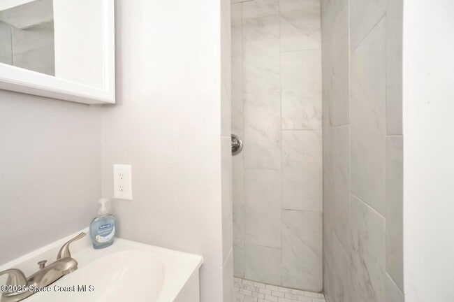 Building Photo - 1420 Avocado Ave