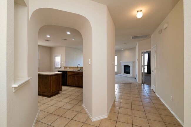 Building Photo - Available now gorgeous 3 bedroom**Tehama R...