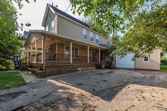Building Photo - 513 Oak St