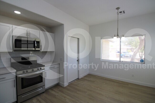 Foto del edificio - 16175 W Washington St