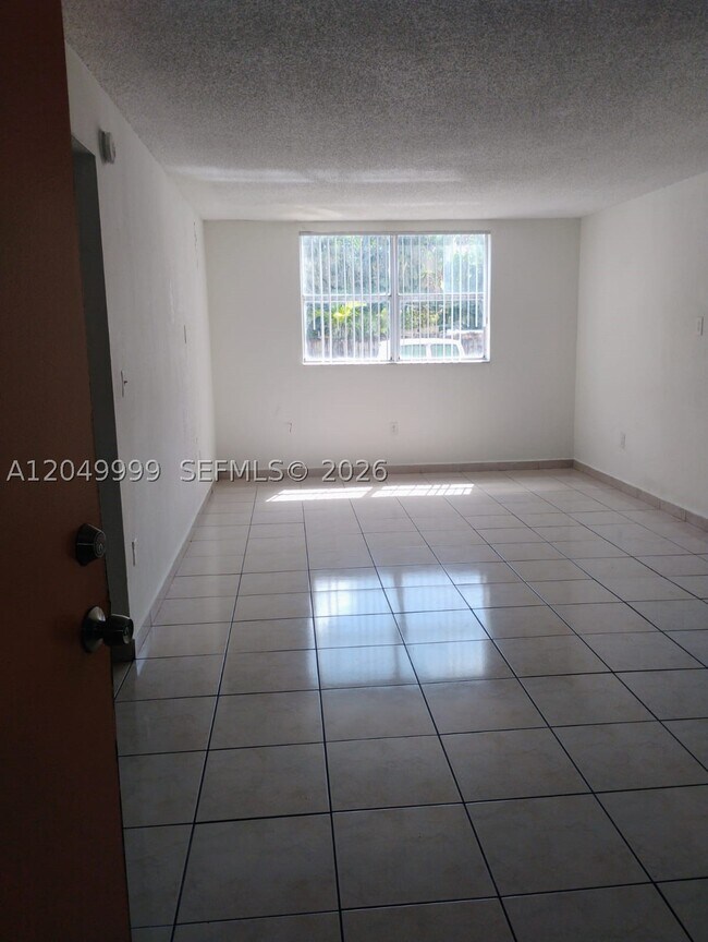 Foto del edificio - 666 W 81st St