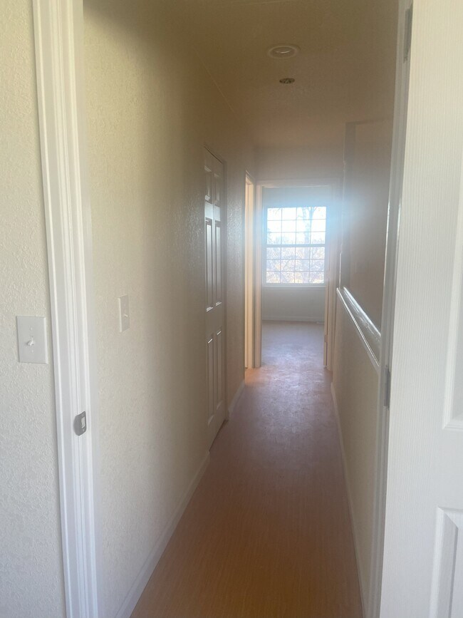 pasillo - 3030 W Kentucky Ave