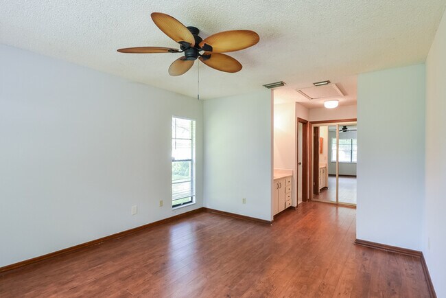 Building Photo - 715 Gilda Dr