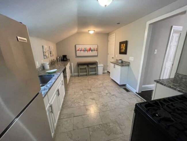 Foto del edificio - Fully Furnished Short Term Rental in CLE!