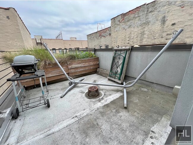 Building Photo - Spacious three floor Penthouse with 3 bedr...
