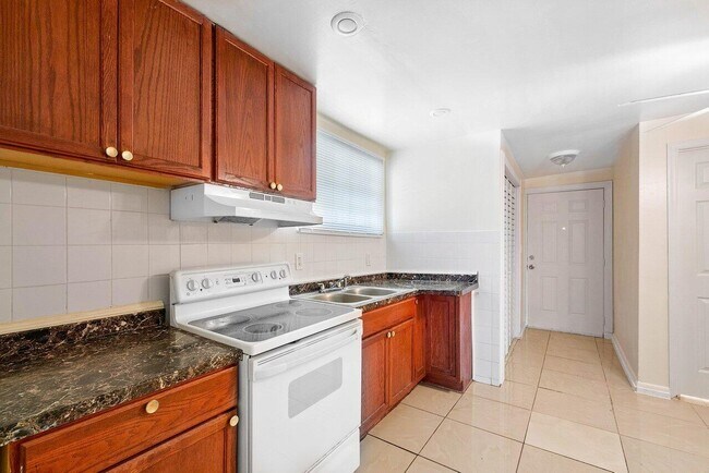 Foto del edificio - 3802 Melaleuca Ln