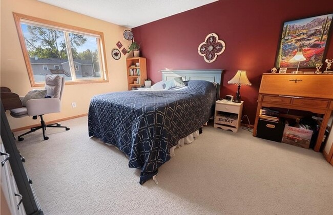 Building Photo - 4 Bedroom Townhome