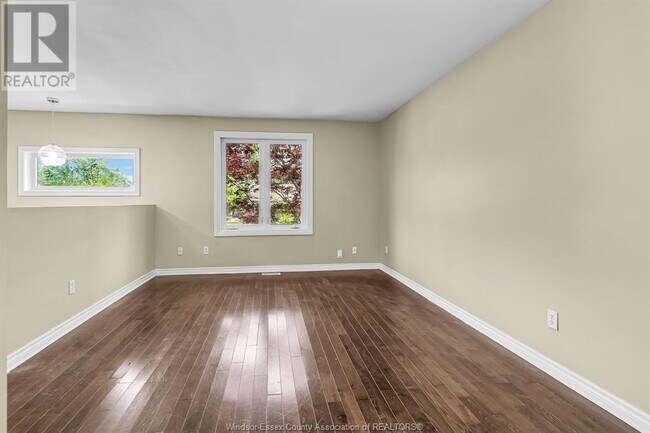 Photo du bâtiment - 6001 N Woodmont Ave