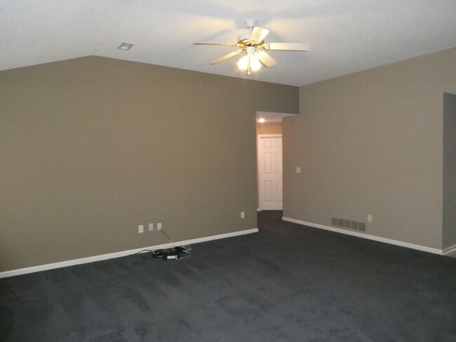 Building Photo - 3 Bedroom 2 Bath Home in Seven Oaks Neighborhood