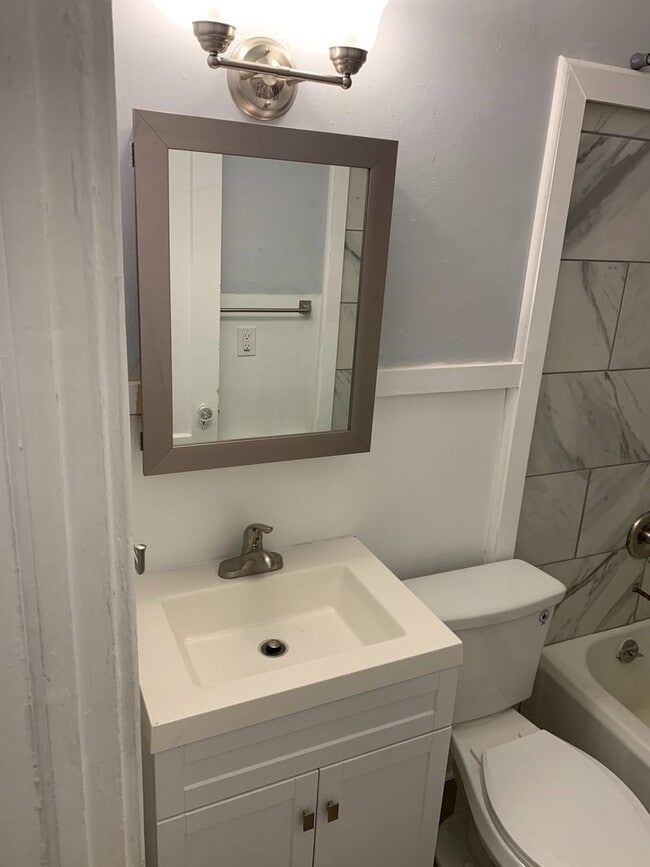 Building Photo - Student-Friendly 1-Bedroom Apartment | Heat & Hot Water Included | Steps from Center Square