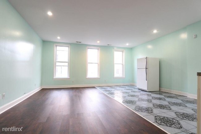 Building Photo - 1315 W 18th St
