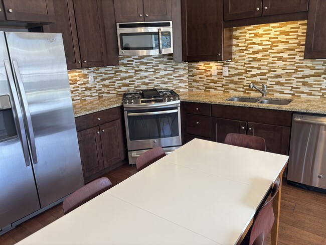Dining and kitchen area - 6169 Park Ln S