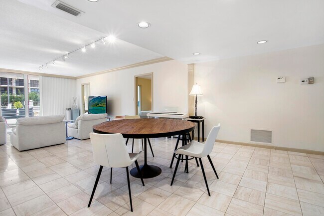 Foto del edificio - 2773 S Ocean Blvd