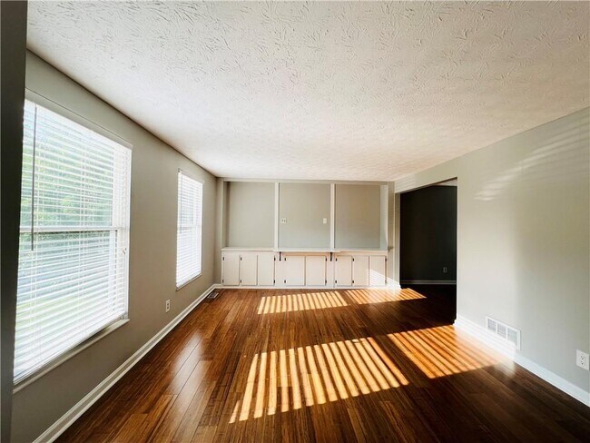 Building Photo - 1340 Taylor Oaks Dr