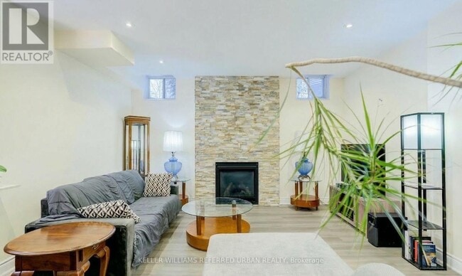 Building Photo - 161 Vanda Dr