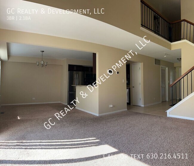 Foto del edificio - ** 3 BEDROOM / 2.5 BATH / END UNIT / STAIN...