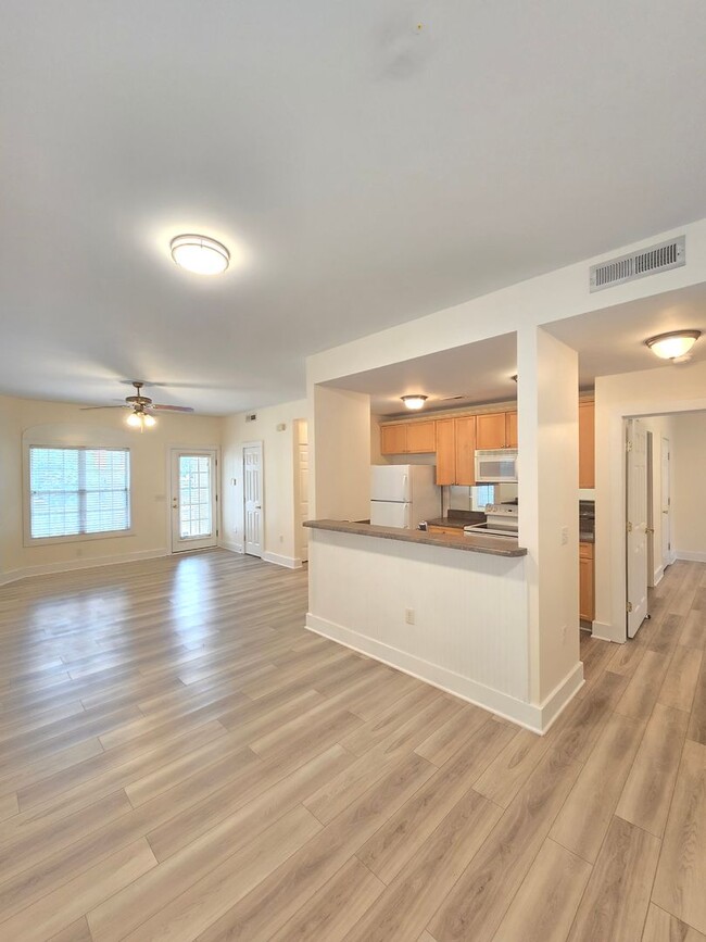 Building Photo - Trolley Path - Minutes to Downtown WILM, N...