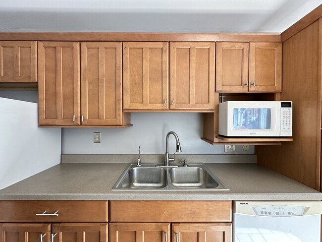 Building Photo - 663 W Grace St