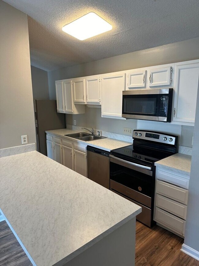 Building Photo - Charming 2BR Condo in Charlotte