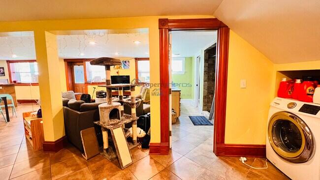 Building Photo - SPACIOUS AND BEAUTIFUL UNIT ABROAD FOR REN...