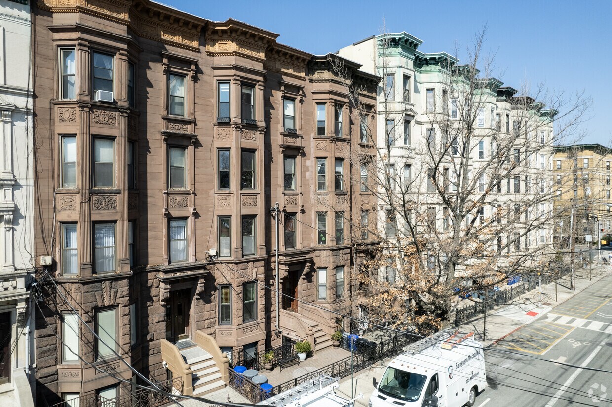 Primary Photo - 1022 Hudson St