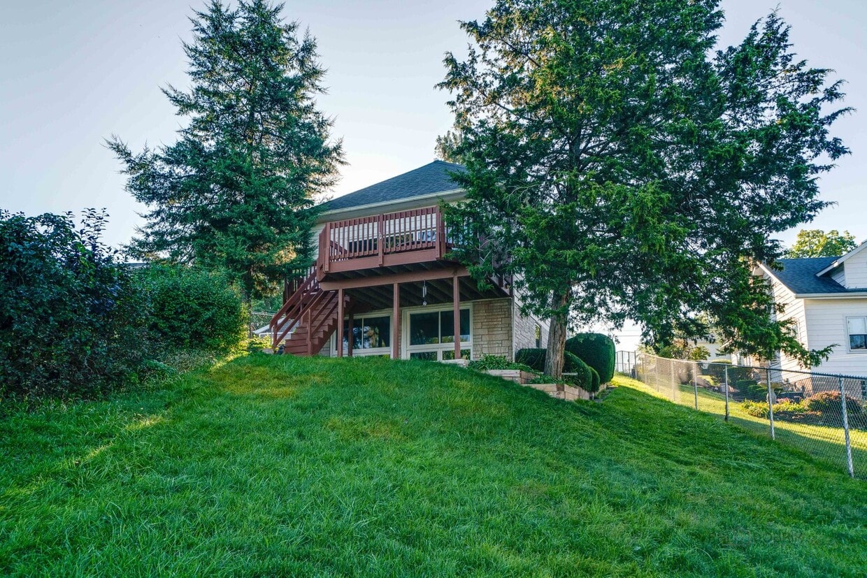 Primary Photo - 30 N Lake Ave