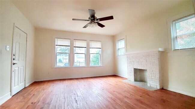 Building Photo - 2421 Cleburne St