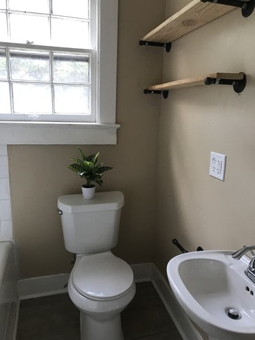 BAÑO - 167 E State St