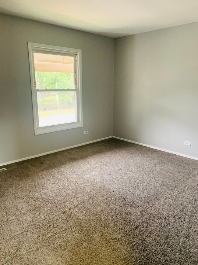 Building Photo - STREAMWOOD 3BR, 1.5BA 2 STORY TOWNHOUSE