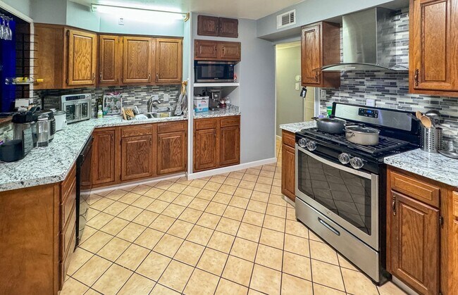 Building Photo - Charming Fully Updated 3-Bedroom Home with...