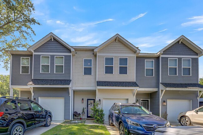 Foto del edificio - Gorgeous West Ashley Town home!