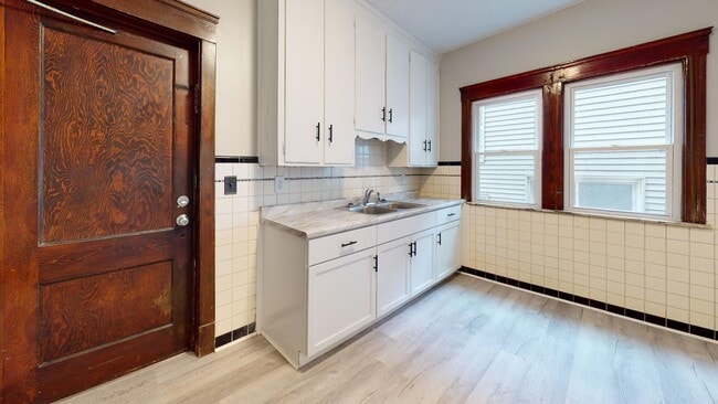 Building Photo - 3210 W 98th St