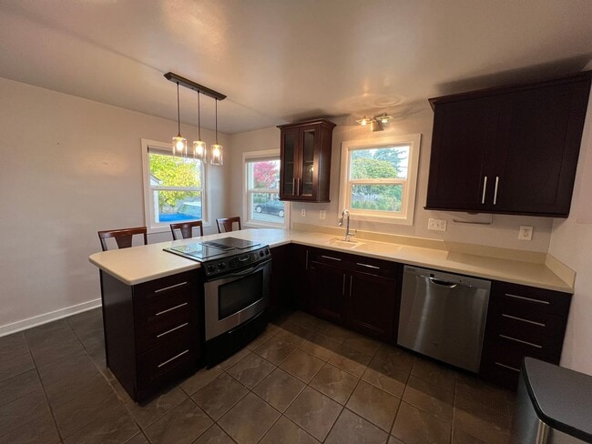 Building Photo - 2416 E 11th St