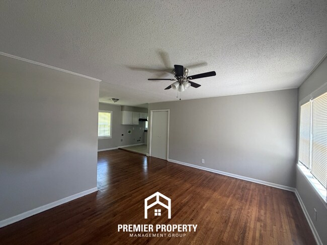 Foto del edificio - Charming 3BR Colonial Acres Cottage | All Hardwood Floors & Huge Fenced Yard