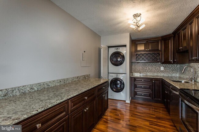 Building Photo - 203 Yoakum Pkwy