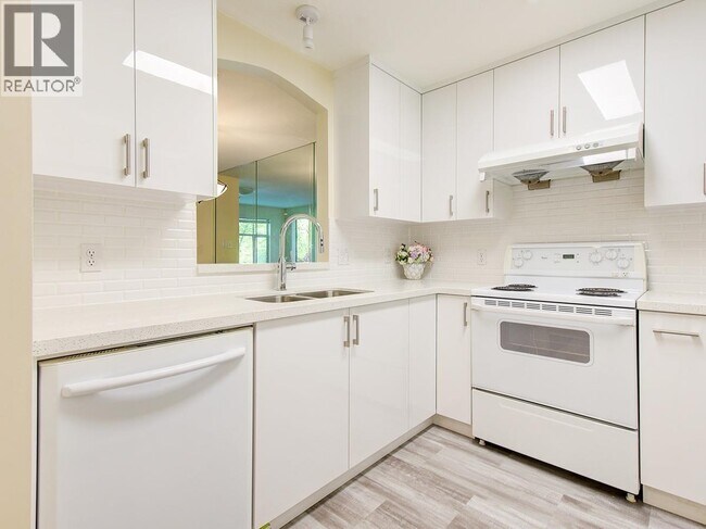 Building Photo - 8180 Jones Rd