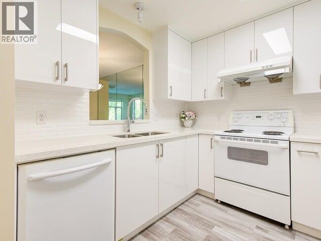 Photo du bâtiment - 8180 Jones Rd