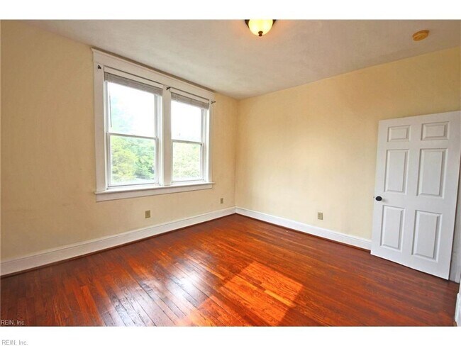 Building Photo - 200 W 31st St