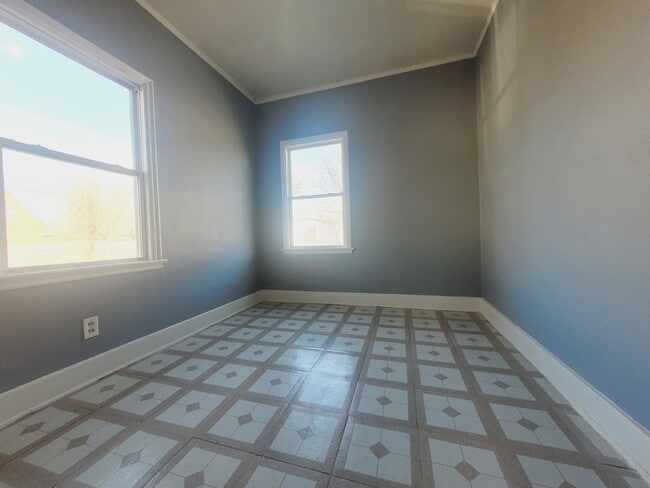 Building Photo - 516 W 4th St