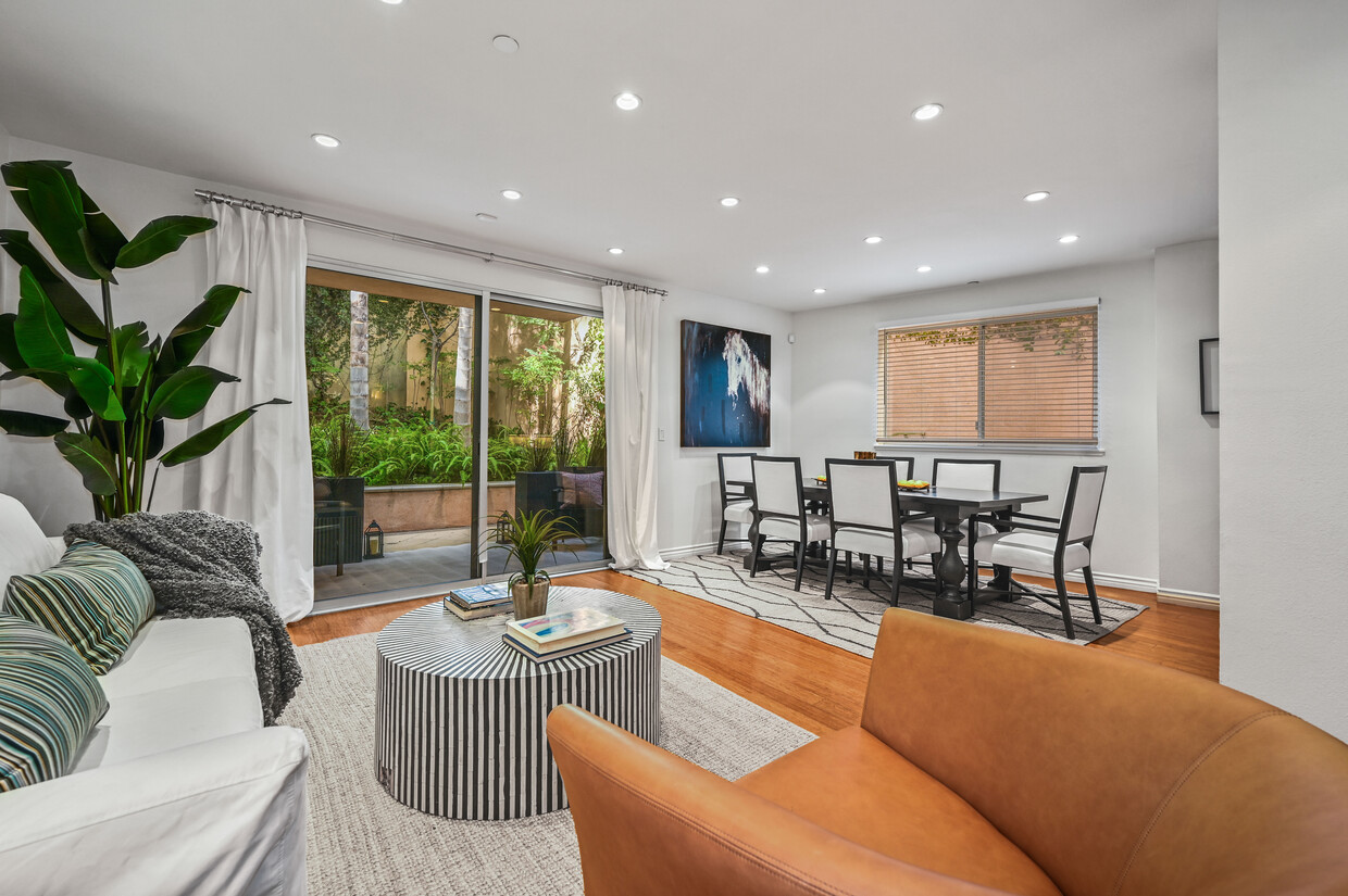 Foto principal - 2111 S Beverly Glen Blvd