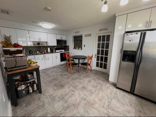 Building Photo - 12510 W Golf Dr