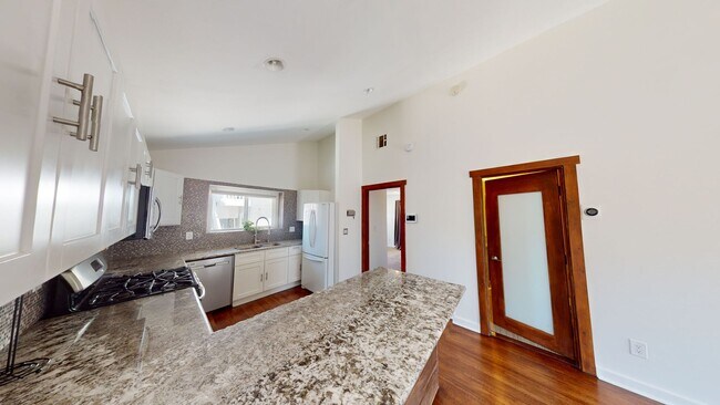 Foto del edificio - Stunning 2 Bedroom 2 Bath Home - Ideal Loc...