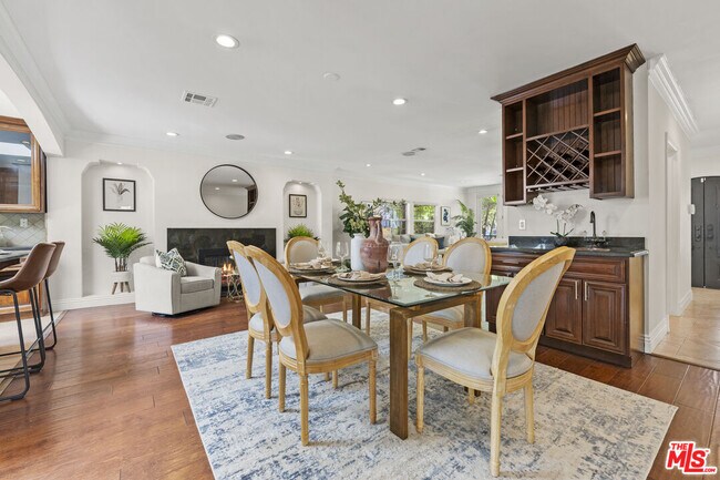 Building Photo - 1114 S La Peer Dr