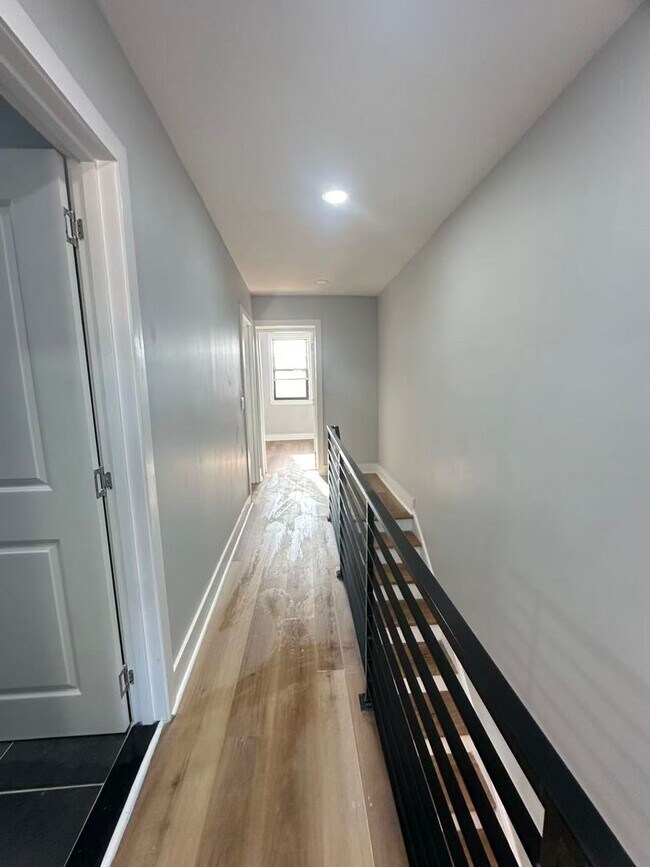 Building Photo - 3 bedroom 1 bath house available in South Philly