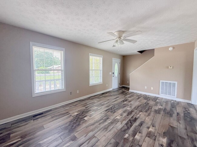 Foto del edificio - Pet-Friendly 3-Bedroom Home with Garage, Screened-In Porch & Spacious Bedrooms