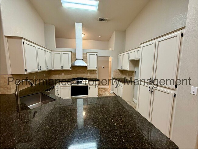 Foto del edificio - Stunning 4 Bed/2 Bath NW Bakersfield Home w/ Solar & $0 Deposit Option
