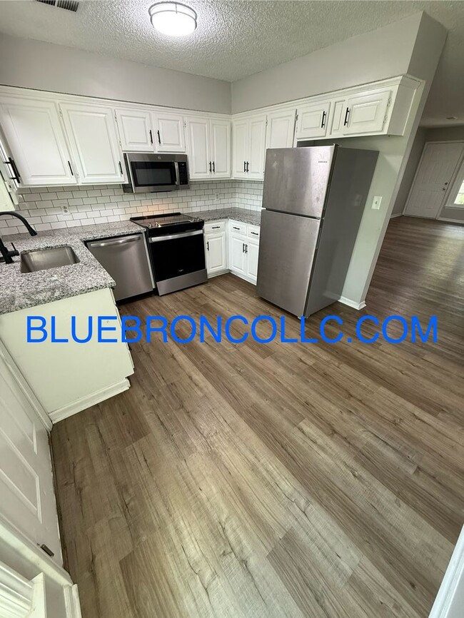 Foto del edificio - Stunning 3 bedroom 2.5 bath with modern up...