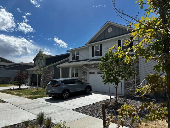 Foto del edificio - "Spacious 4-Bedroom Retreat in Aurora with 2.5 Baths in Murphy Creek!"