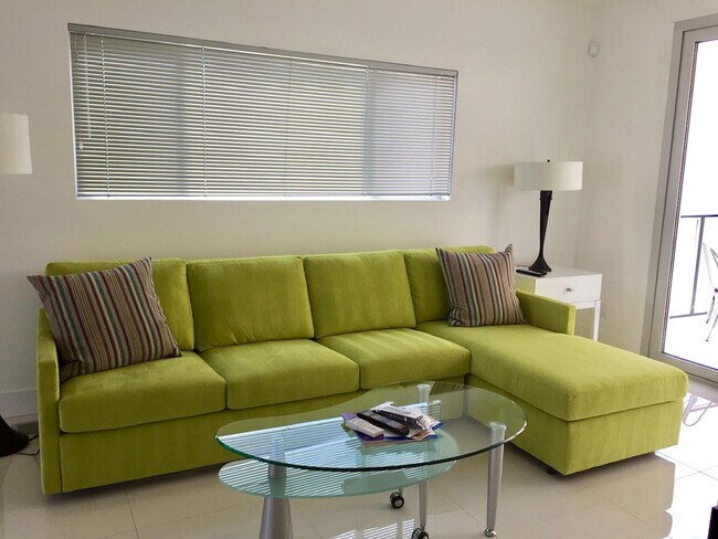 Foto del edificio - 560 S Indian Canyon Dr